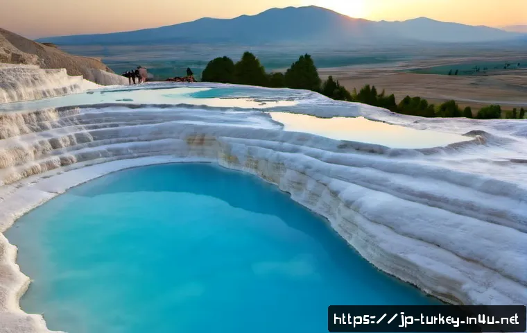 튀르키예의 유명한 온천 지역 - Photorealistic wide landscape of Pamukkale, Türkiye, brilliant white travertine terraces filled with...